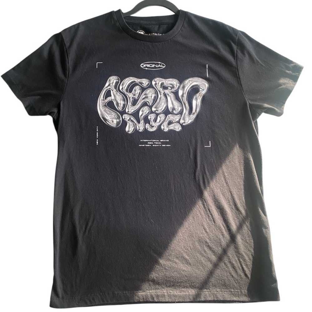 Aero NYC Liquid Logo Graphic Tee in black (M)